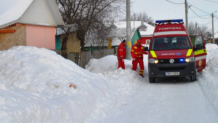 TRAGEDIE. Un bebeluş a murit după ce ambulanţa a rămas înzăpezită