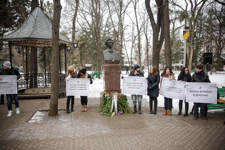 Braţe de flori la bustul lui Eminescu. Demnitarii s-au întrecut la recitat poezii (FOTOREPORT)