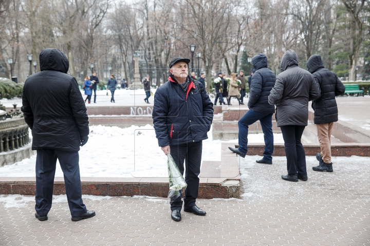 Braţe de flori la bustul lui Eminescu. Demnitarii s-au întrecut la recitat poezii (FOTOREPORT)