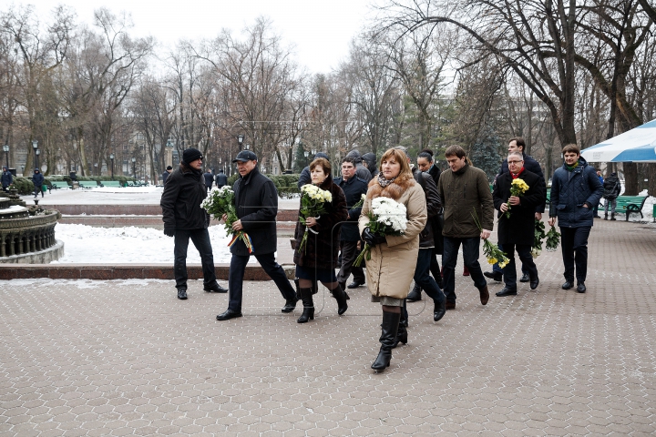 Braţe de flori la bustul lui Eminescu. Demnitarii s-au întrecut la recitat poezii (FOTOREPORT)