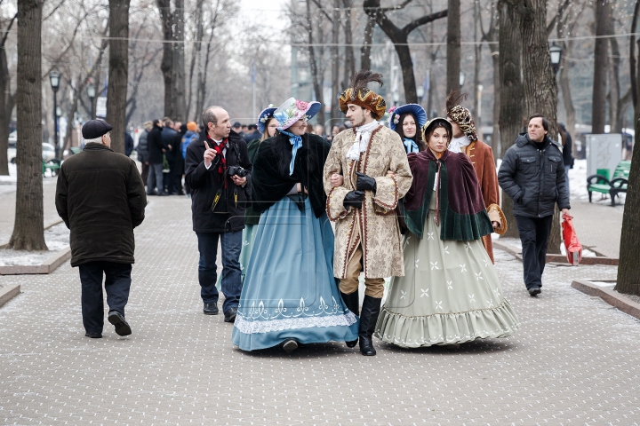 Braţe de flori la bustul lui Eminescu. Demnitarii s-au întrecut la recitat poezii (FOTOREPORT)