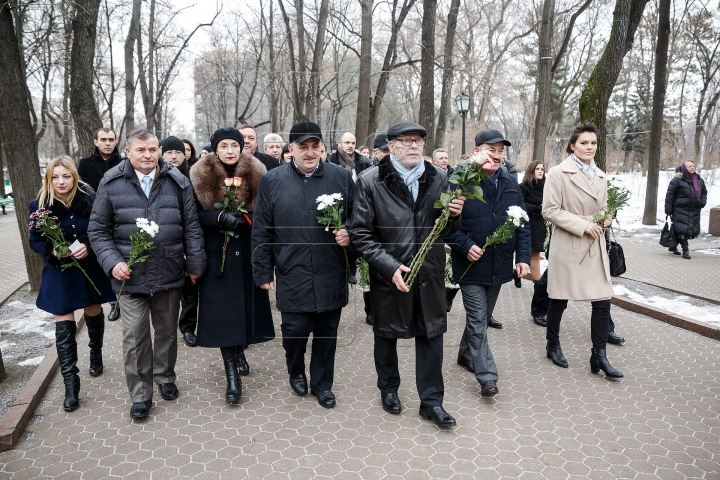 Braţe de flori la bustul lui Eminescu. Demnitarii s-au întrecut la recitat poezii (FOTOREPORT)