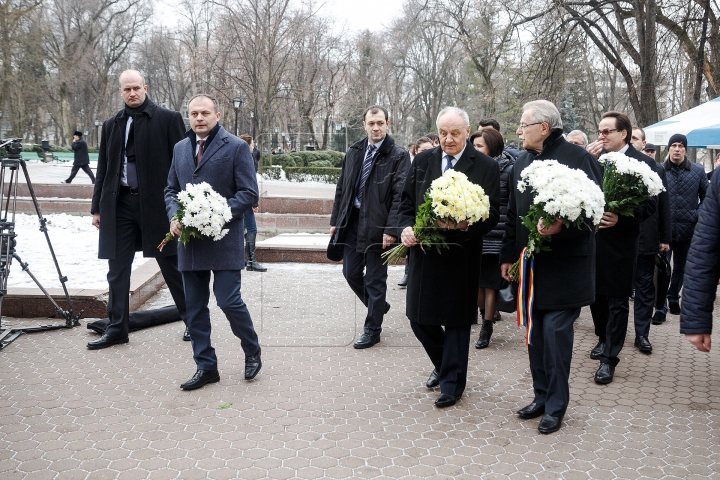 Braţe de flori la bustul lui Eminescu. Demnitarii s-au întrecut la recitat poezii (FOTOREPORT)