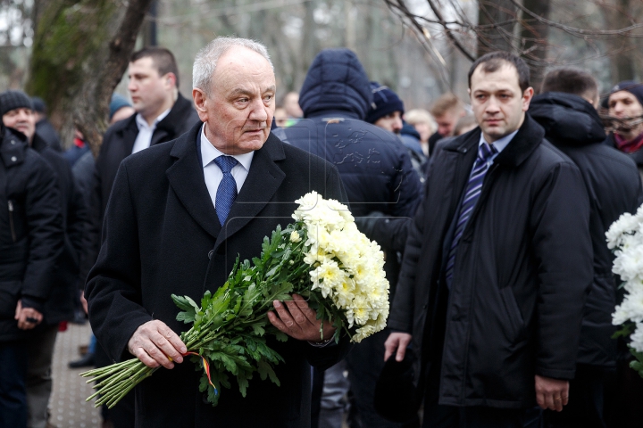 Braţe de flori la bustul lui Eminescu. Demnitarii s-au întrecut la recitat poezii (FOTOREPORT)