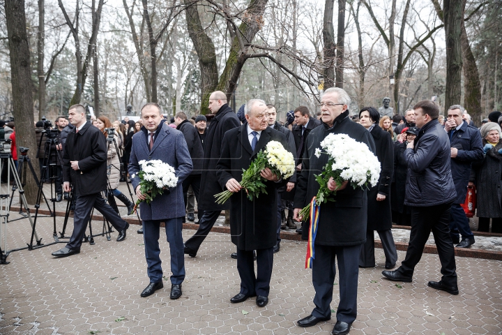 Braţe de flori la bustul lui Eminescu. Demnitarii s-au întrecut la recitat poezii (FOTOREPORT)