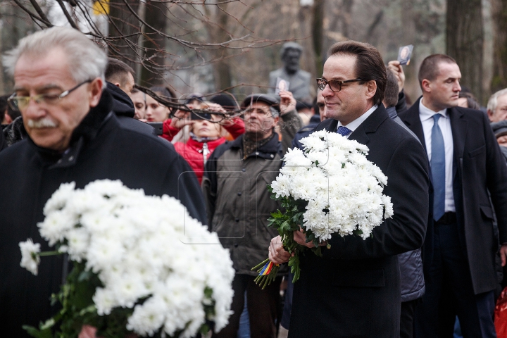 Braţe de flori la bustul lui Eminescu. Demnitarii s-au întrecut la recitat poezii (FOTOREPORT)