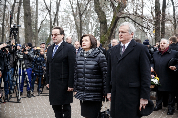 Braţe de flori la bustul lui Eminescu. Demnitarii s-au întrecut la recitat poezii (FOTOREPORT)