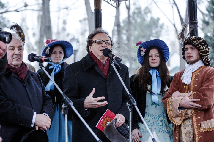 Braţe de flori la bustul lui Eminescu. Demnitarii s-au întrecut la recitat poezii (FOTOREPORT)