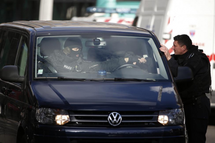 Răsturnare de situaţie. ANUNŢUL poliţiei din Paris după ce un bărbat înarmat cu un cuţit a fost ucis