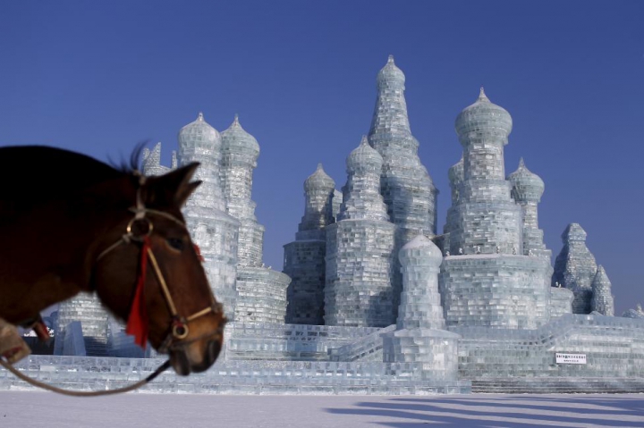 Principala atracţie a festivalului sculpturilor de gheață din Harbin: Are 51 de metri înălţime (FOTOREPORT)