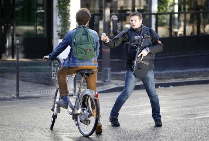 Răsturnare de situaţie. ANUNŢUL poliţiei din Paris după ce un bărbat înarmat cu un cuţit a fost ucis