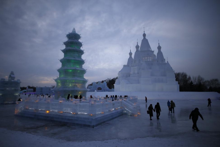 Principala atracţie a festivalului sculpturilor de gheață din Harbin: Are 51 de metri înălţime (FOTOREPORT)