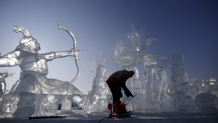 Principala atracţie a festivalului sculpturilor de gheață din Harbin: Are 51 de metri înălţime (FOTOREPORT)