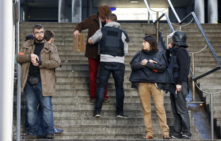 Răsturnare de situaţie. ANUNŢUL poliţiei din Paris după ce un bărbat înarmat cu un cuţit a fost ucis