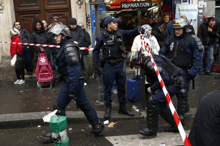 Răsturnare de situaţie. ANUNŢUL poliţiei din Paris după ce un bărbat înarmat cu un cuţit a fost ucis