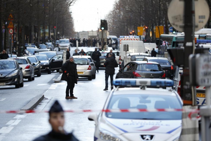 Răsturnare de situaţie. ANUNŢUL poliţiei din Paris după ce un bărbat înarmat cu un cuţit a fost ucis