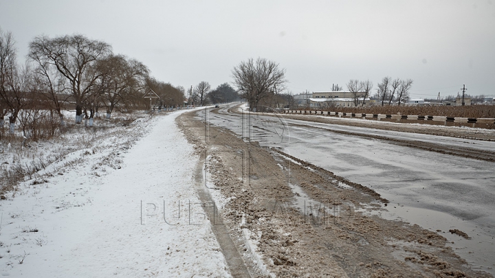 CONDIŢII DIFICILE pe traseele naţionale. Şoferii sunt nemulţumiţi că drumurile sunt necurățate (FOTO)