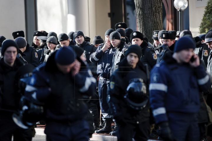 (FOTO) O garnizoană întreagă în faţa Reşedinţei de Stat. Nimeni nu ştie CE SE ÎNTÂMPLĂ