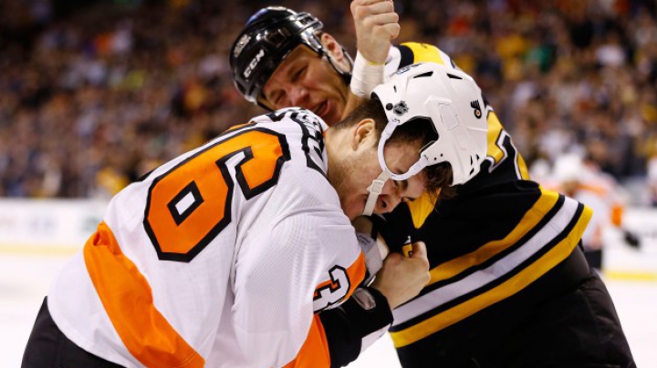 O nouă bătaie în NHL! Jucătorii de la Philadelphia Flyers şi Boston Bruins nu şi-au putut stăpâni furia