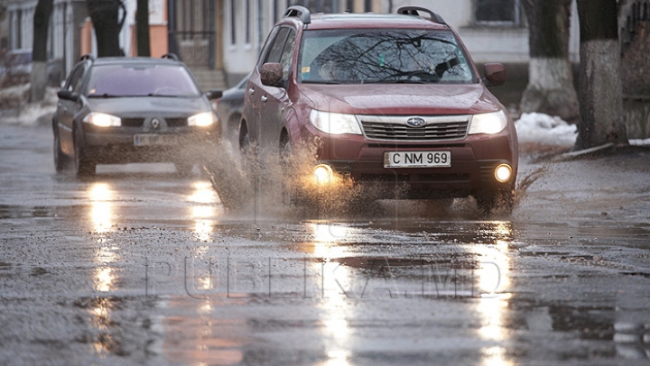 SFATURI UTILE: Cum să conduceţi în siguranţă pe carosabilul umed