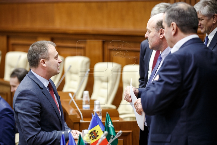 TENTATIVĂ EŞUATĂ din LIPSĂ DE CVORUM! Guvernul Sturza nu a fost votat în Parlament (FOTOREPORT)