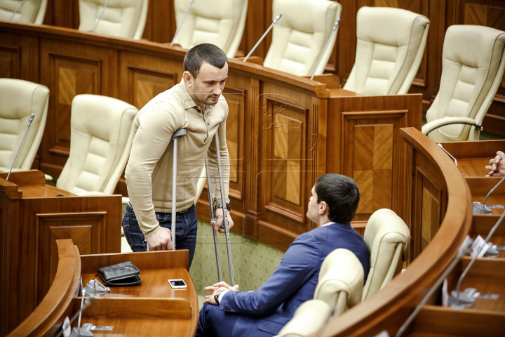 TENTATIVĂ EŞUATĂ din LIPSĂ DE CVORUM! Guvernul Sturza nu a fost votat în Parlament (FOTOREPORT)