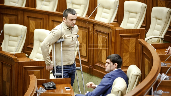 Un deputat a venit la ședința Parlamentului în cârje. Ce i s-a întâmplat alesului (VIDEO)