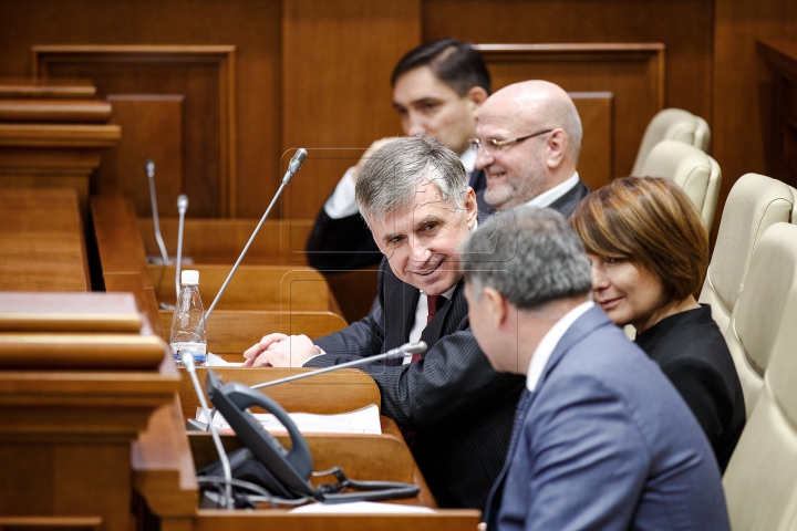 TENTATIVĂ EŞUATĂ din LIPSĂ DE CVORUM! Guvernul Sturza nu a fost votat în Parlament (FOTOREPORT)