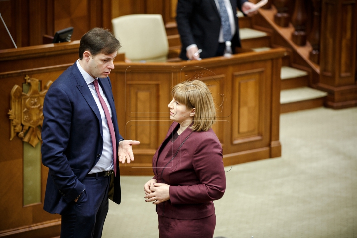 TENTATIVĂ EŞUATĂ din LIPSĂ DE CVORUM! Guvernul Sturza nu a fost votat în Parlament (FOTOREPORT)