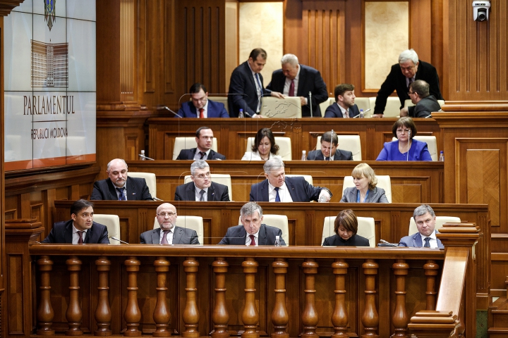 TENTATIVĂ EŞUATĂ din LIPSĂ DE CVORUM! Guvernul Sturza nu a fost votat în Parlament (FOTOREPORT)