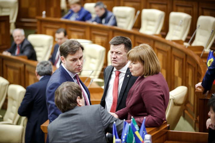 TENTATIVĂ EŞUATĂ din LIPSĂ DE CVORUM! Guvernul Sturza nu a fost votat în Parlament (FOTOREPORT)