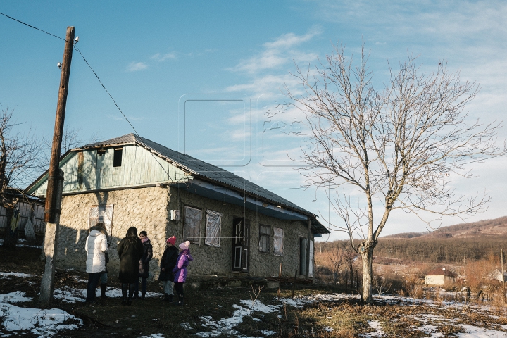 "De dragul lor stau în Moldova". Mai multe familii nevoiaşe, ajutate de oameni cu inimă mare (FOTO)