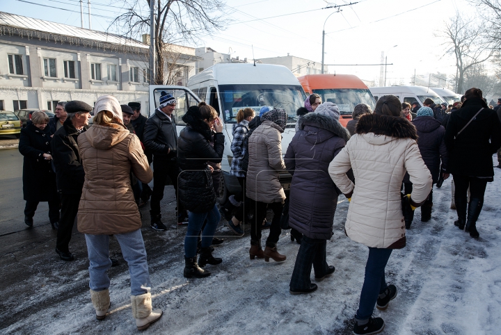 "Am obosit de tot ce se întâmplă!" Zeci de mii de oameni au ajuns la mitingul din Chişinău (FOTO)