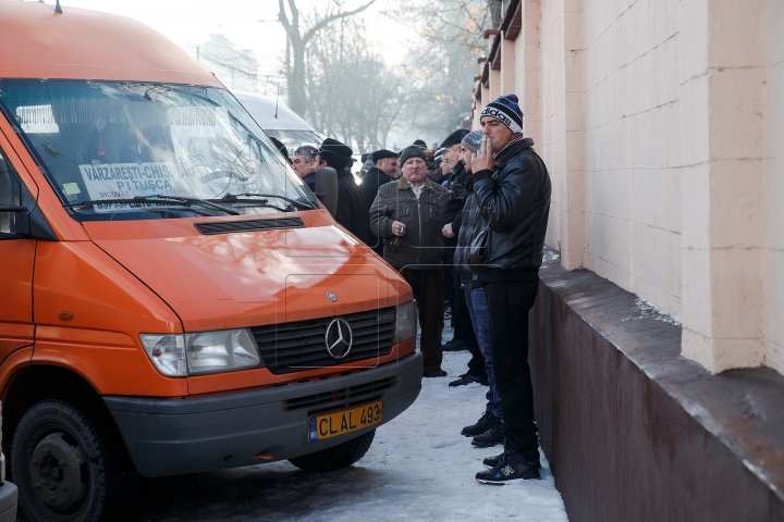 "Ne-am săturat de haos". 70 DE MII de oameni au cerut un premier capabil să conducă ţara (FOTOREPORT)