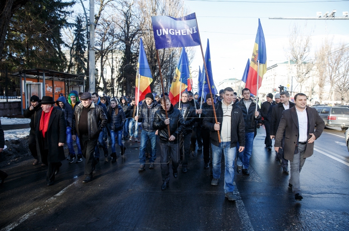 "Am obosit de tot ce se întâmplă!" Zeci de mii de oameni au ajuns la mitingul din Chişinău (FOTO)