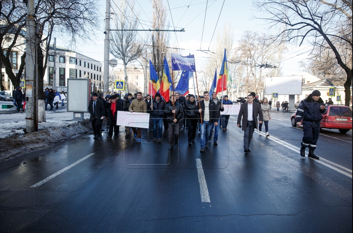 "Am obosit de tot ce se întâmplă!" Zeci de mii de oameni au ajuns la mitingul din Chişinău (FOTO)