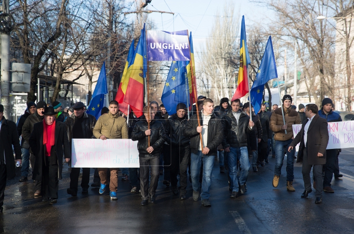 "Am obosit de tot ce se întâmplă!" Zeci de mii de oameni au ajuns la mitingul din Chişinău (FOTO)