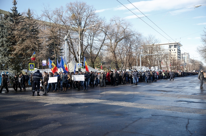 "Am obosit de tot ce se întâmplă!" Zeci de mii de oameni au ajuns la mitingul din Chişinău (FOTO)