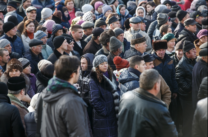 "Am obosit de tot ce se întâmplă!" Zeci de mii de oameni au ajuns la mitingul din Chişinău (FOTO)