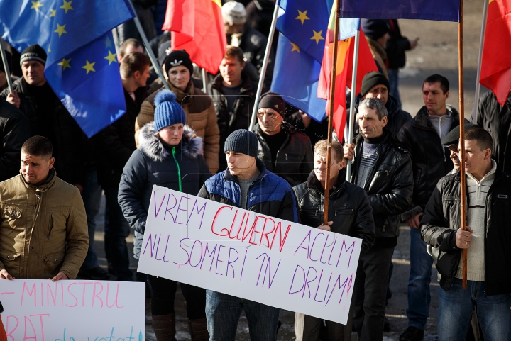 "Am obosit de tot ce se întâmplă!" Zeci de mii de oameni au ajuns la mitingul din Chişinău (FOTO)