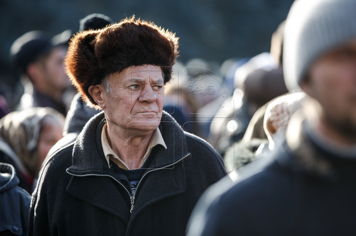 "Am obosit de tot ce se întâmplă!" Zeci de mii de oameni au ajuns la mitingul din Chişinău (FOTO)