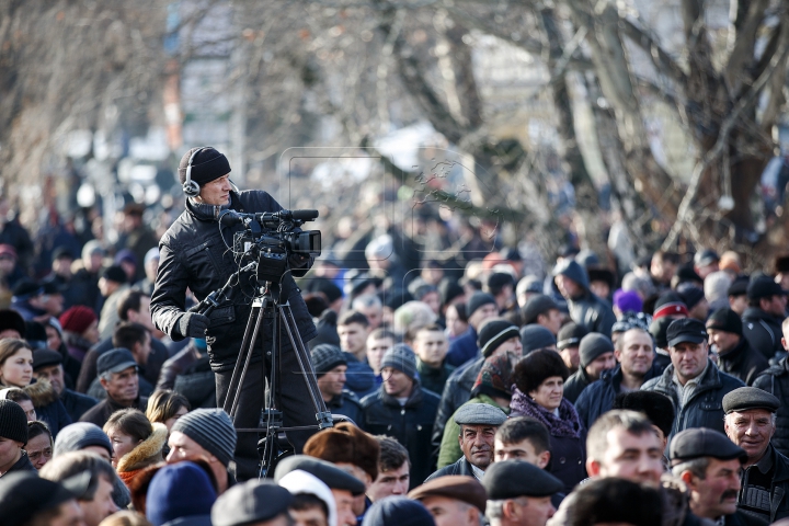 "Am obosit de tot ce se întâmplă!" Zeci de mii de oameni au ajuns la mitingul din Chişinău (FOTO)