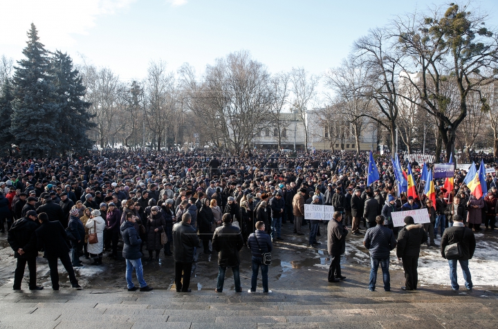 "Am obosit de tot ce se întâmplă!" Zeci de mii de oameni au ajuns la mitingul din Chişinău (FOTO)