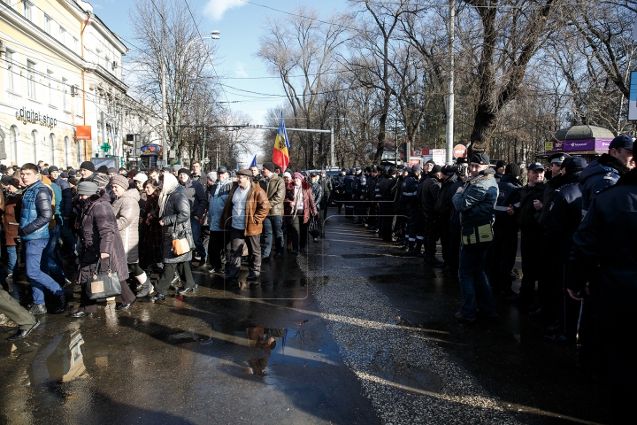 "Ne-am săturat de haos". 70 DE MII de oameni au cerut un premier capabil să conducă ţara (FOTOREPORT)