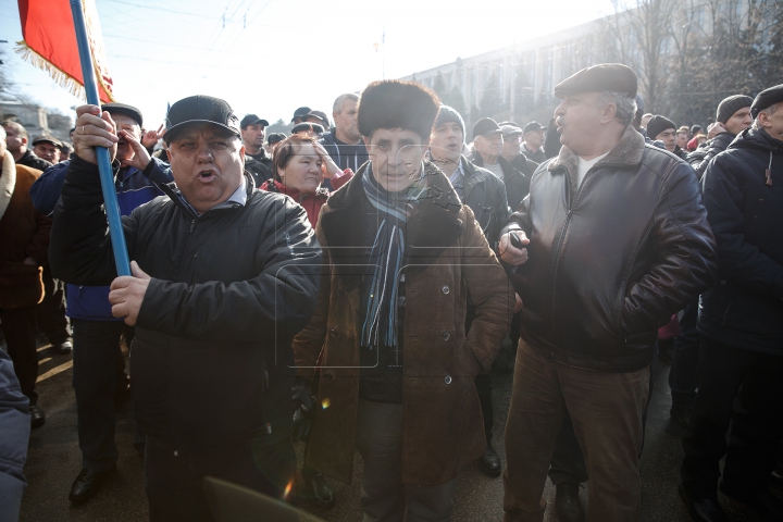 "Ne-am săturat de haos". 70 DE MII de oameni au cerut un premier capabil să conducă ţara (FOTOREPORT)