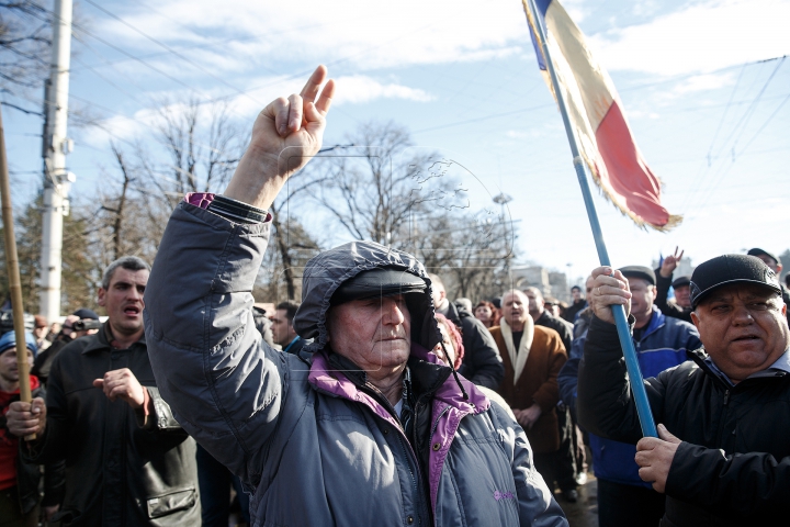 "Ne-am săturat de haos". 70 DE MII de oameni au cerut un premier capabil să conducă ţara (FOTOREPORT)