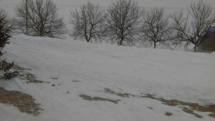 Localitatea Olăneşti din raionul Ştefan Vodă, ruptă de lume. Zăpada atinge peste 30 de cm (FOTO)