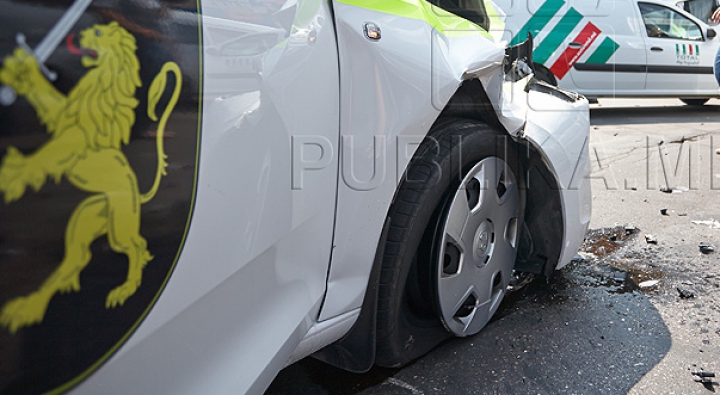 POLIŢIŞTI GHINIONIŞTI! Momentul în care două vehicule ale poliţiei s-au ciocnit (FOTO)