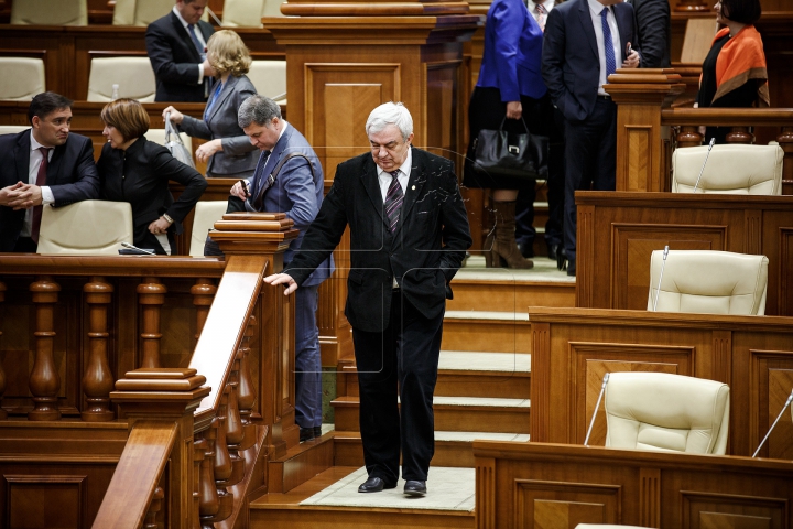 TENTATIVĂ EŞUATĂ din LIPSĂ DE CVORUM! Guvernul Sturza nu a fost votat în Parlament (FOTOREPORT)