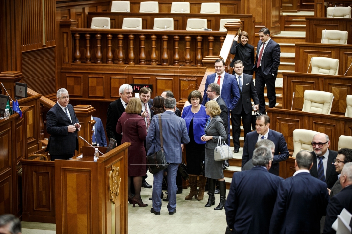 TENTATIVĂ EŞUATĂ din LIPSĂ DE CVORUM! Guvernul Sturza nu a fost votat în Parlament (FOTOREPORT)